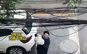前夫冒雨给居家隔离的前妻物资，叮嘱好好吃饭，前夫冒雨给居家隔离的前妻物资，叮嘱好好吃饭