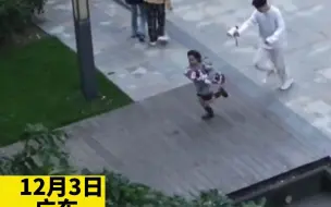 爸爸使出绝招让女儿回家写作业，网友：我们家的也没写完 一起玩