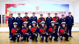 超暖一幕！丈夫参军20年退役回家 妻子拉横幅迎接