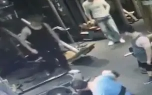 上海一健身房，男子举杠铃重心不稳砸伤身旁男子，被砸男子：骨折了，要恢复3个月。