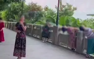 阿姨们用路边石栏杆拉伸锻炼身体，不料竟拉断石栏杆，栏杆砸地断成几节。温馨提示：健身也应选择适当器材