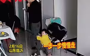一岁宝宝第一次会走路吓坏爸爸在原地不敢动：内心瞬间澎湃起来