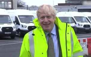 英国首相顶凌乱发型表示：我真梳头了