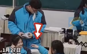 男生下课给俩女生轮流捶背