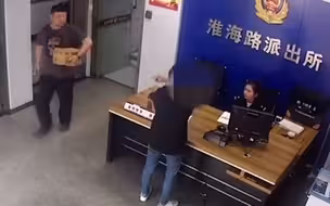 小偷踩点被打觉得委屈到派出所报警 民警：等一下，正找你呢！