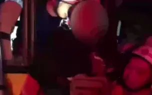四川一辆客车与货车相撞致8人被困 ，被困人员坐车内血流不止！经过1个多小时，消防成功将被困人员救出！