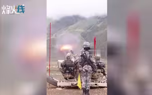 女兵开炮可以有多帅？ 单人操作双管高炮火力全开弹壳纷飞