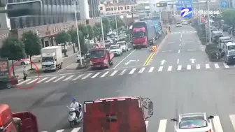 他一路狂奔 从两辆货车之间扶起晕倒老人！