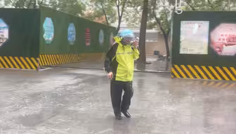非必要不出门，可他们却冒雨奔忙