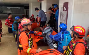 直击郑州阜外华中医院大转移：消防员开冲锋舟进医院转移千名病患