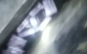 云南一跨境水沟内漂着上百个包裹，民警打捞上岸发现其中蹊跷