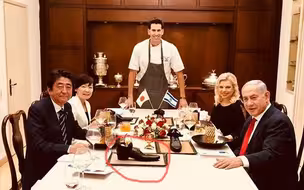 以色列总理用“鞋”招待安倍，日外交官大呼：这是冒犯安倍！