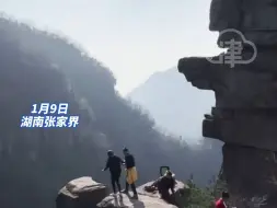 游客为打卡拍照攀爬将军岩，四周没有防护栏，景区回应：不允许 只能站在远处观看#危险行为请勿模仿 #景区打卡