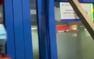 消防员解救出被困女子，听到被困原因时笑了