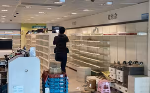 通关在即 福田口岸的商铺正在抓紧上货
