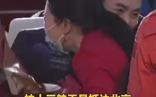 实现飞天梦想的叶光富，和妻子深情相拥