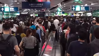 人潮汹涌！港人双节“春运式”北上挤爆深圳，直呼“便宜又多元”