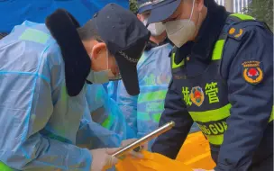 兰州市城关区城市管理局44支党支部闻令而动，高举党旗奔赴一线，筑起坚固的战“疫”堡垒