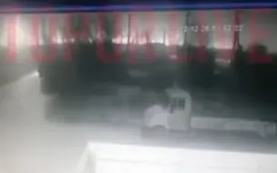 俄罗斯临近中亚城市发生爆炸 现场黑夜闪出火光防空警报响起