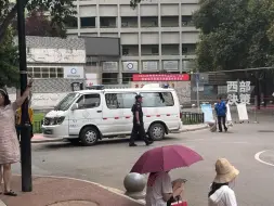 陕西省部分地区迎降雨天气，家长抱鲜花雨中撑伞静待高考结束