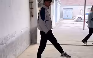 退伍军人踢正步测量仓库，网友：一身本事没白练