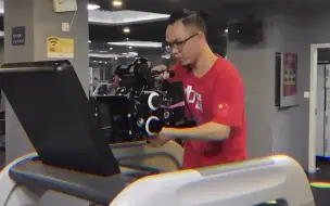 摄影师的训练日常，为了拿稳机器拼命训练臂力，练就人肉斯坦尼康。