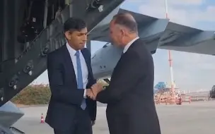 英国首相苏纳克乘军机到访以色列，从机尾出舱