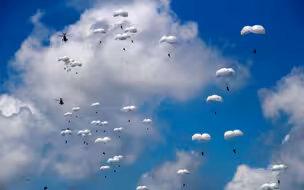 罕见！解放军空降兵山地上演人车空降