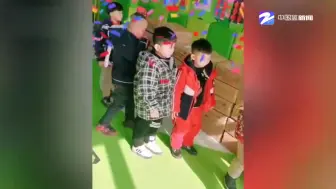 幼儿园园长临近寒假为每个小朋友准备电暖扇
