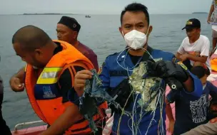 印尼媒体称失联客机确定已坠毁 机上共有62人 现场搜救视频曝光