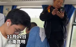 火车上一大妈脱鞋站在座位上，拿手机自拍倒水无视其他乘客