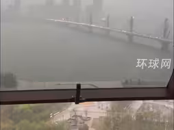 江西连发4橙色预警，极端天气持续：惊雷落下击中大桥，狂风尖啸窗户被吹炸