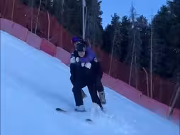 游客进退为难的地方，雪警背着人救援如履平地！