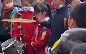 好不热闹！老师带学生锻炼胆量遇到社牛小学生：现场堪比音乐节