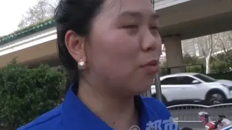 女子骑车被电车绊倒门牙摔掉俩 “天天做噩梦 梦见被撞这一刻!