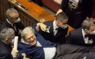 来人！抬出去！意大利议员不好好戴口罩 被抬出议会