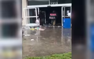 飓风洪水过后 美国人民又开始趁火打劫了...