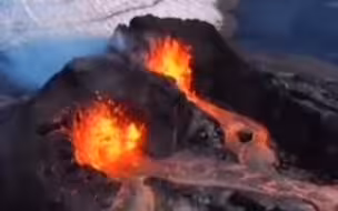还有比四川更悠闲的地方？冰岛？四川分川？火山喷发了还在旁边淡定打排球，烤考肠！#冰岛火山爆发