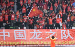祝贺！中国女足绝地逆转挺进奥运 现场万人大合唱《怒放的生命》