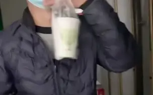 别人家的男友！小伙每天给女友送早餐 担心饭会凉把饭揣在怀里
