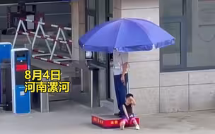 爸爸工作没时间陪儿子，小男孩主动陪他站岗！网友：伸手那刻哭了！