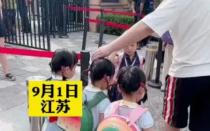 爸爸送三胞胎女儿上幼儿园，耐心叮嘱转头却泪崩了，网友:以后出嫁可咋办