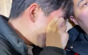 姐姐新婚现场，弟弟缩在角落默默哭泣