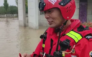 抗洪救援人员全身湿透打冷战 吃路边辣椒驱寒