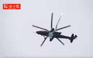 直10空中发射干扰弹