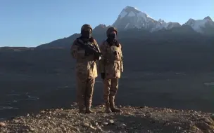 清晨的第一缕阳光照在战士们的脸庞上