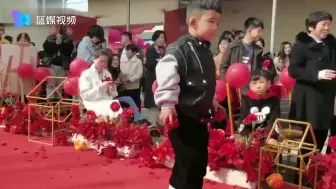 新人结婚请3岁萌娃送戒指闹出大乌龙 全场爆笑 网友：红包没到位