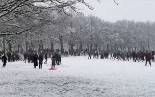 封锁期间组织网友打雪仗 英国俩小伙被罚数万元