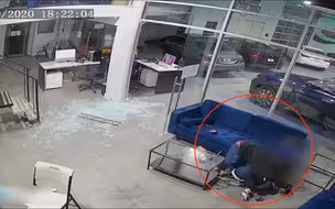 歹徒突然开枪 父亲用身体为三个孩子挡下子弹