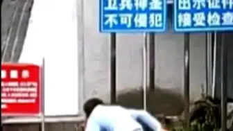 男孩给消防员送梨，怕被拒收，慌张逃跑险些崴脚